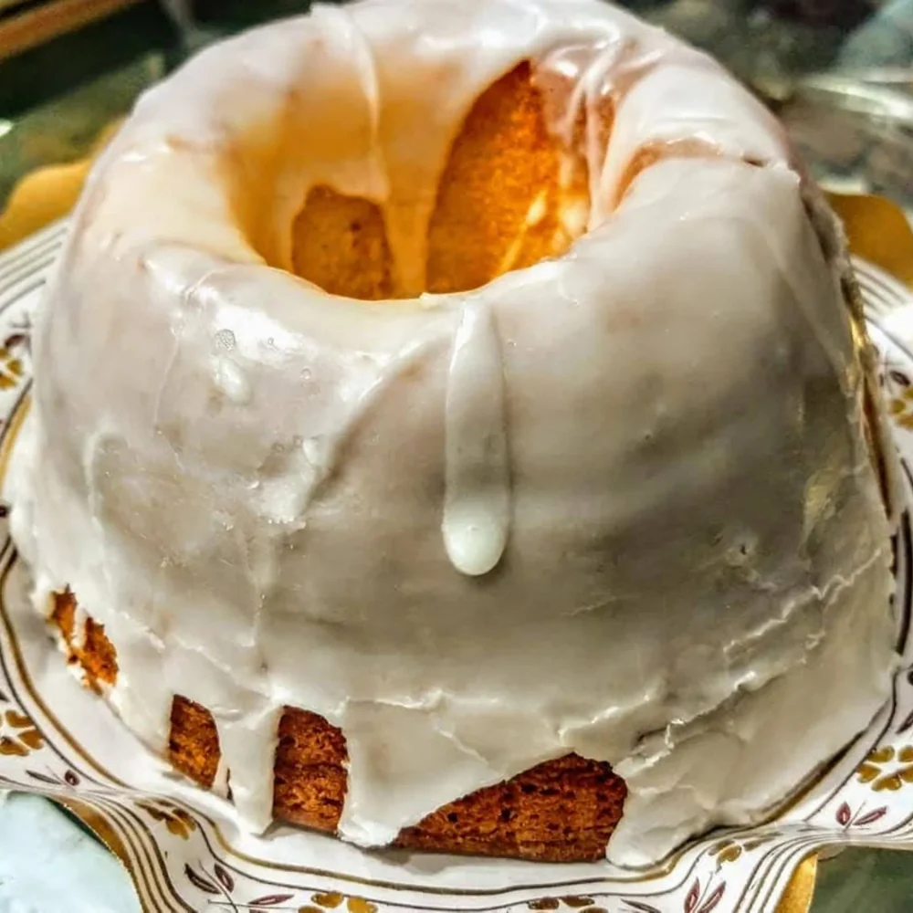 Budín con una cubierta de glaseado blanco