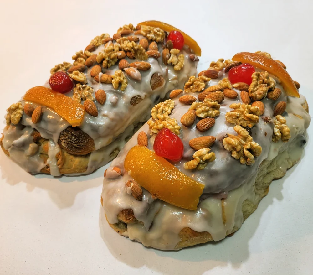 Pan dulce con frutas, presentado sobre un plato
