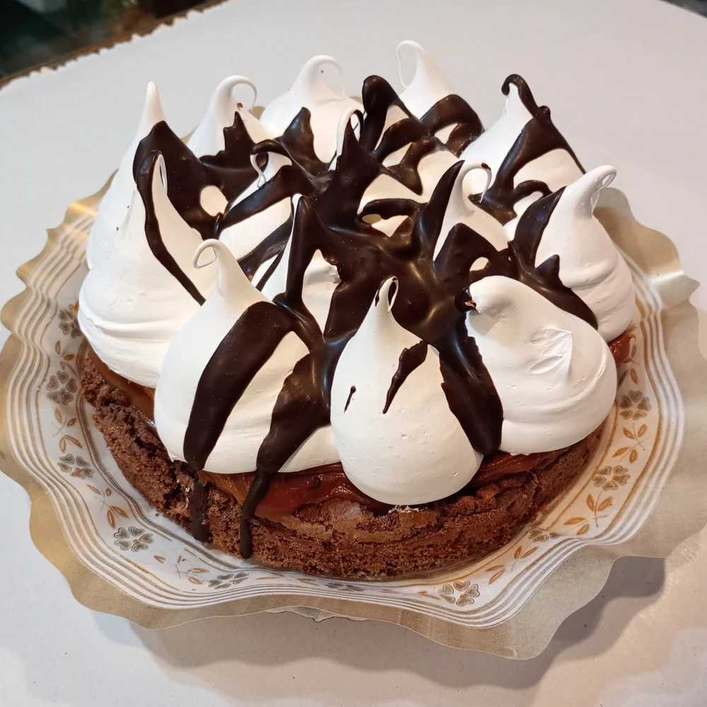 Pirineo con copos blancos de merengue y chocolate