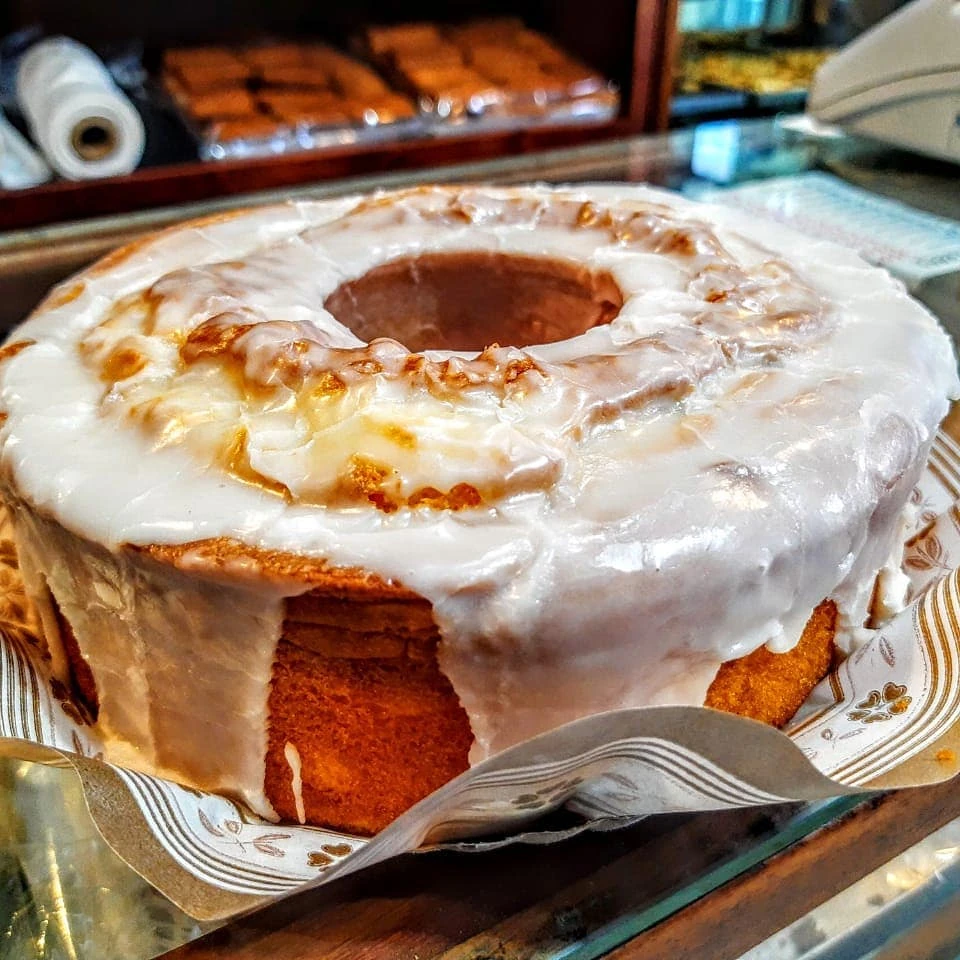 Rosca con una cobertura de glaseado blanco
