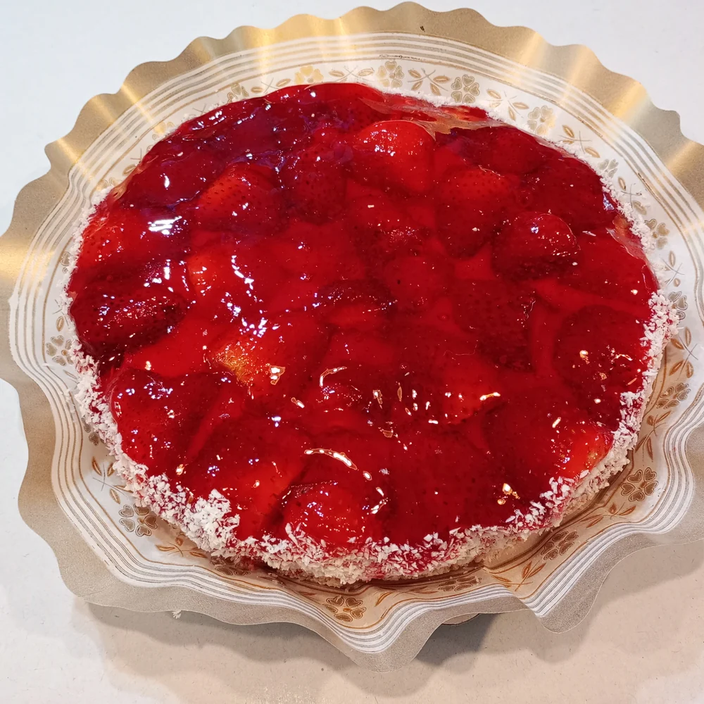 Tarta cubierta de frutillas rojas y crema