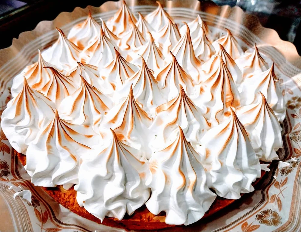 Tarta con copos de merengue dorado