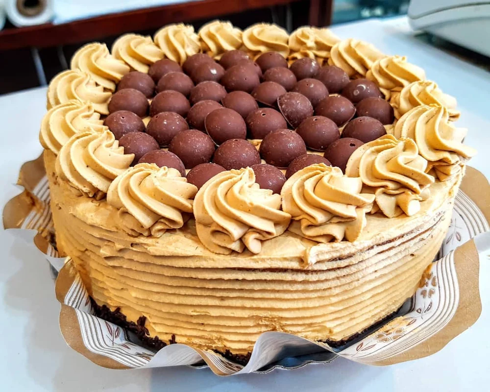 Torta decorada con bombones de chocolate
