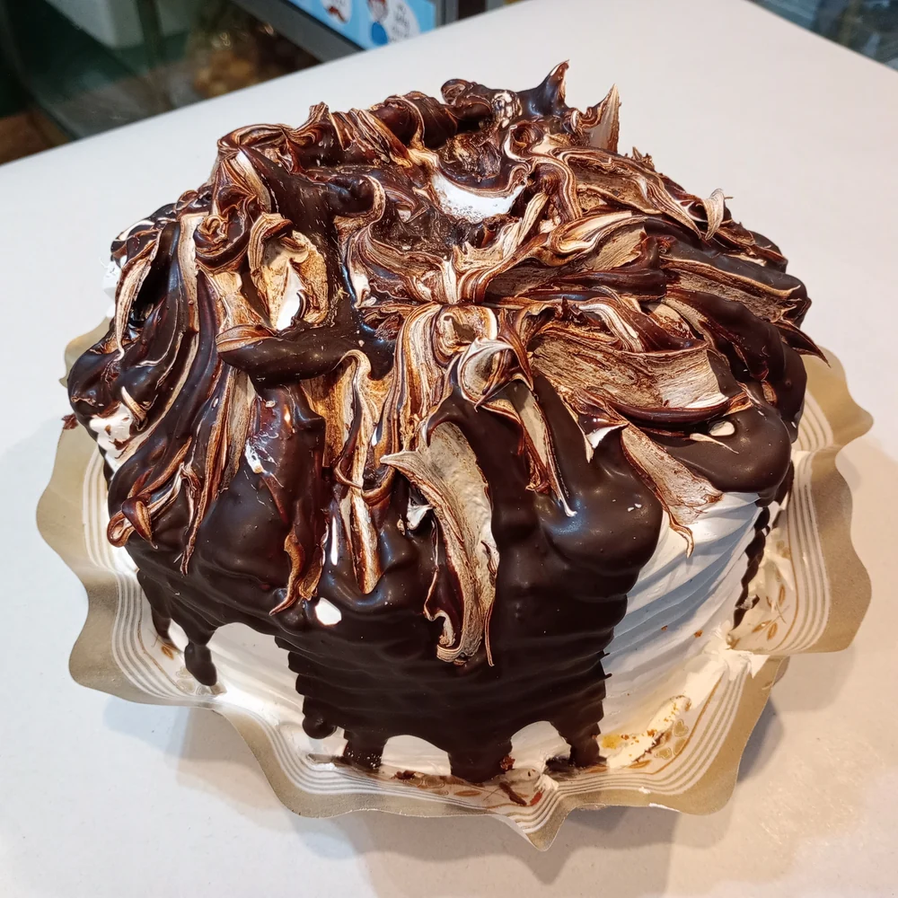 Torta con decoración abundante de chocolate