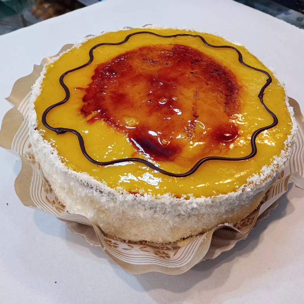 Torta de Yema con su característica cobertura amarilla