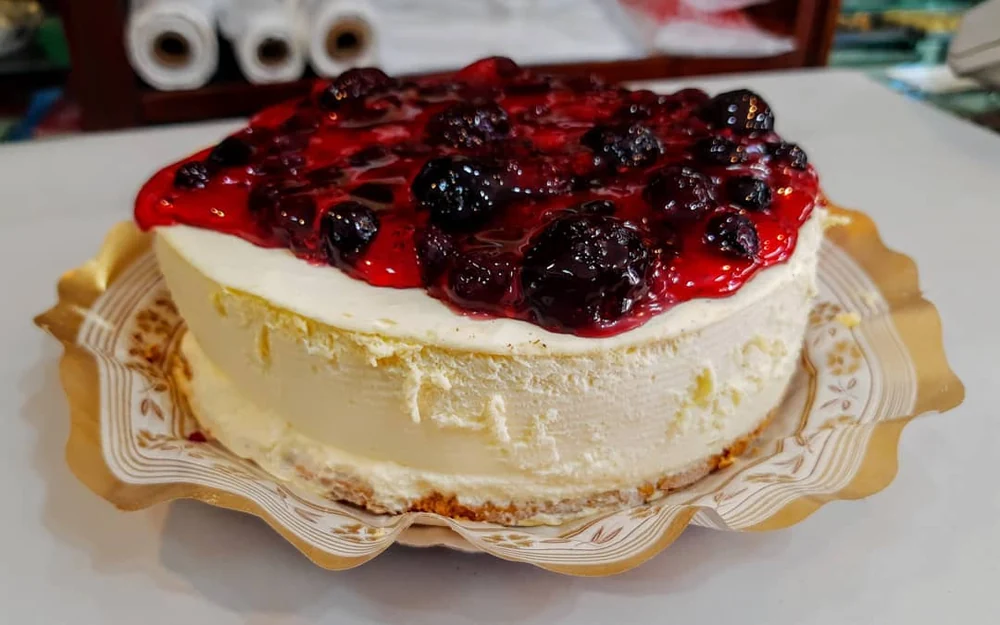 Torta con cobertura de frutillas y frutos rojos