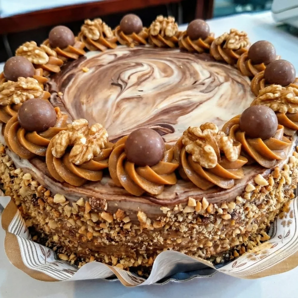 Torta con nueces en los laterales y decoración de chocolate